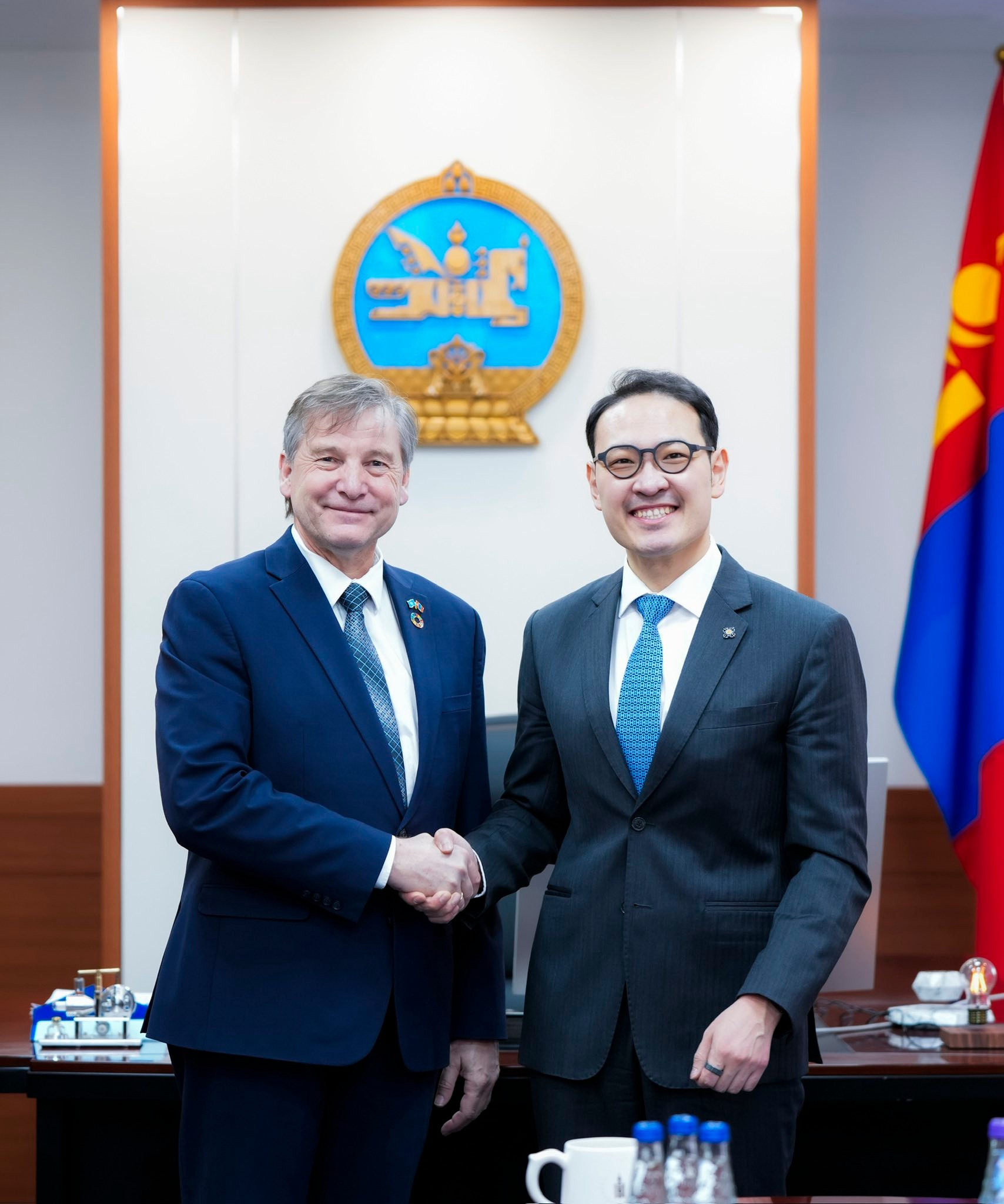 ЭРҮҮЛ МЭНДИЙН САЙД Э.БАТШУГАР НҮБ-ЫН СУУРИН ЗОХИЦУУЛАГЧ НОЁН ЯАП ВАН ХЕИРДЕНГ ХҮЛЭЭН АВЧ УУЛЗЛАА